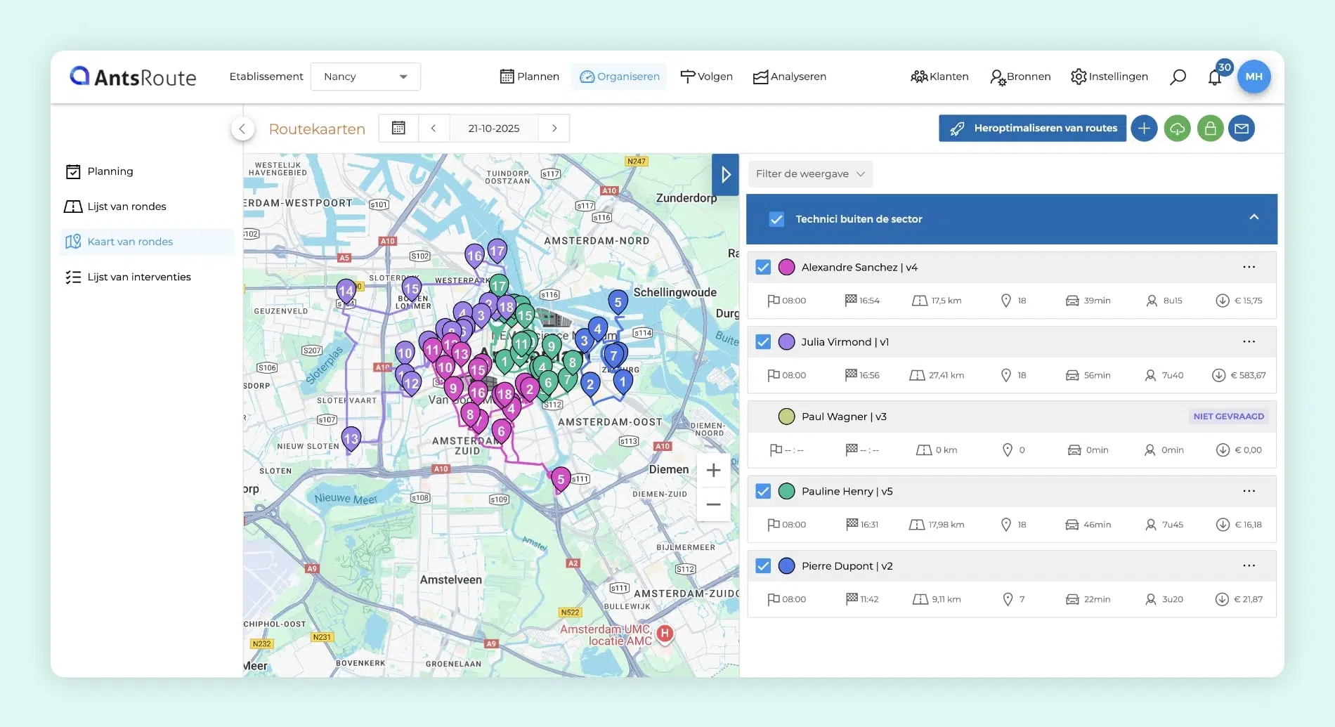 AntsRoute-software voor routeoptimalisatie: vier interventieroutes op een kaart, genummerde haltes, vertrek/aankomst bij het depot.