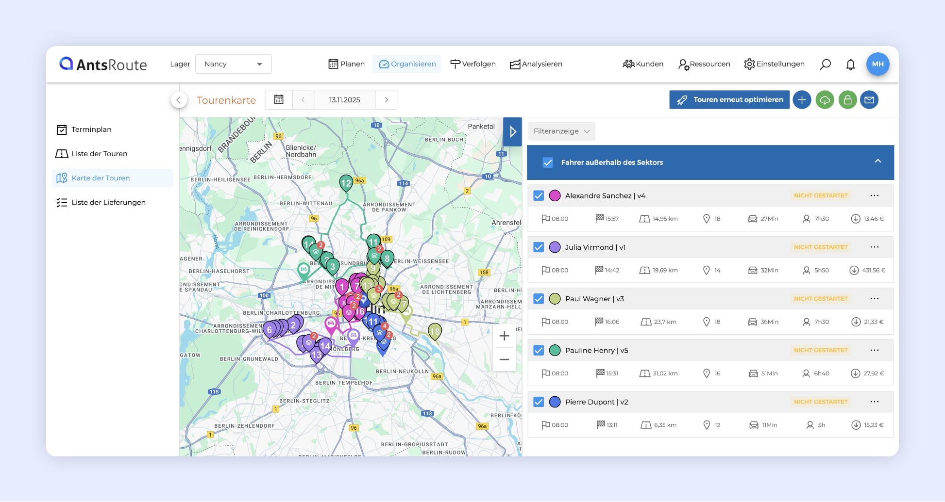Bildschirm der Tourenplanungsoberfläche: Karte mit fünf farblich unterschiedlichen Routen, jeder Stopp ist durch einen Punkt auf der Strecke markiert.