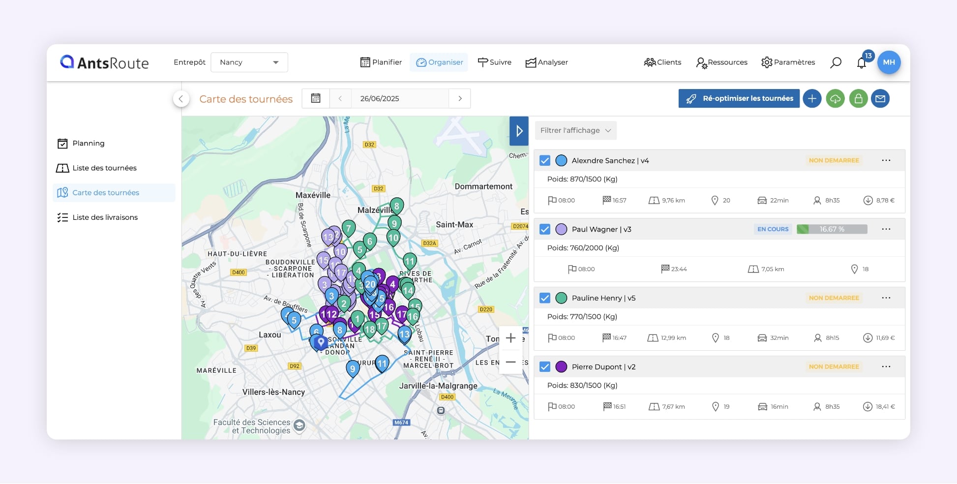 L'interface du logiciel d'optimisation de tournées AntsRoute montrant quatre tournées de livraison sur une carte.