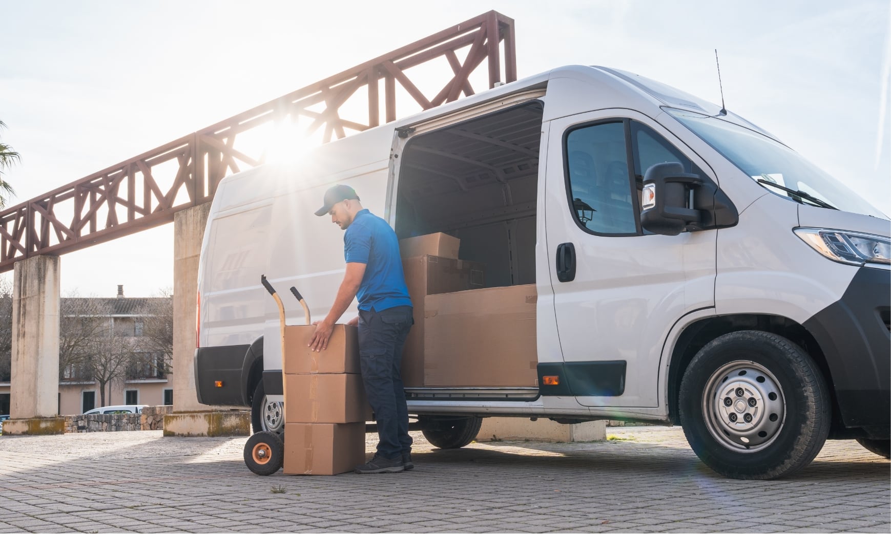 Un livreur décharge des colis d'un camion en centre-ville.