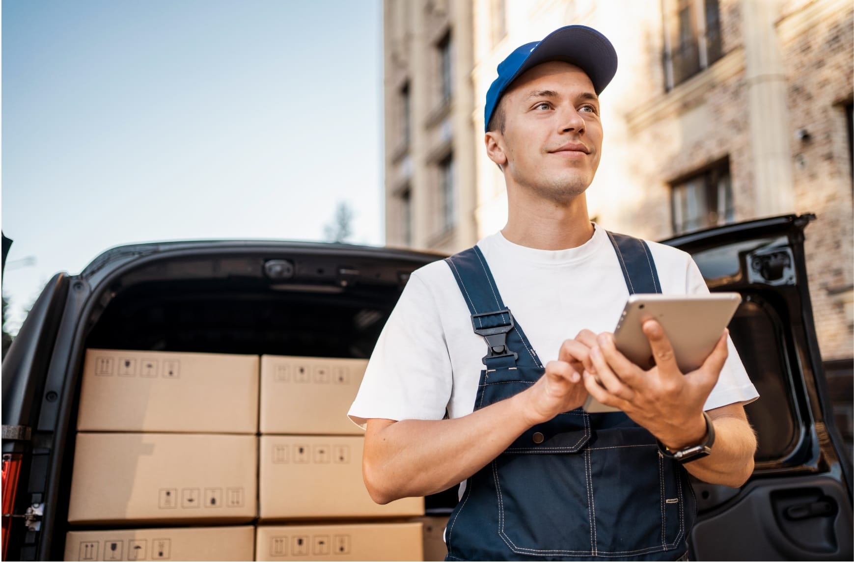 Un homme utilise une application pour organiser ses livraisons.