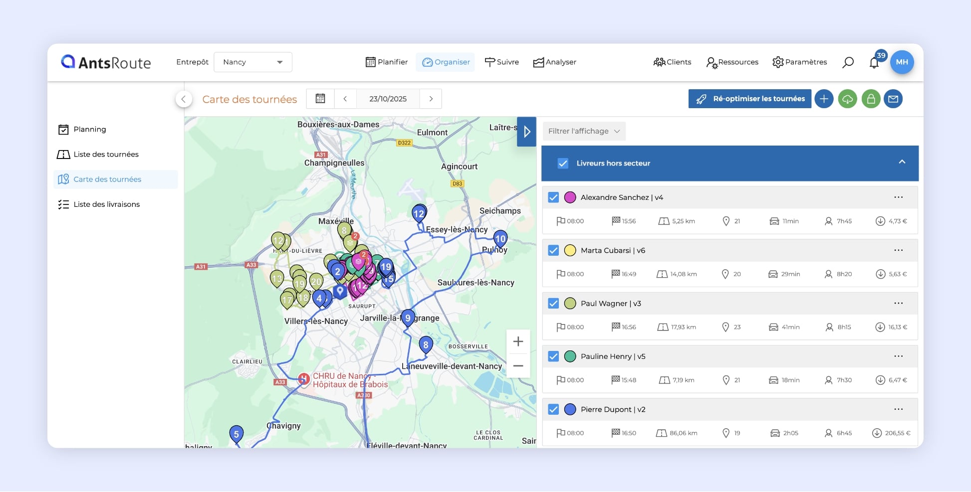 Écran d’interface de planification des tournées : carte affichant 5 itinéraires en couleurs distinctes, chaque arrêt signalé par un point sur le tracé.