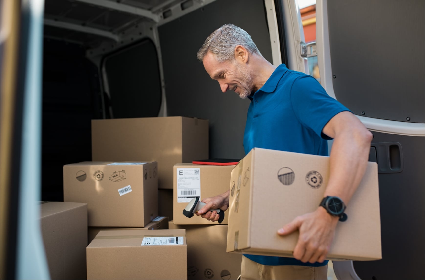Una persona escanea paquetes en un camión.