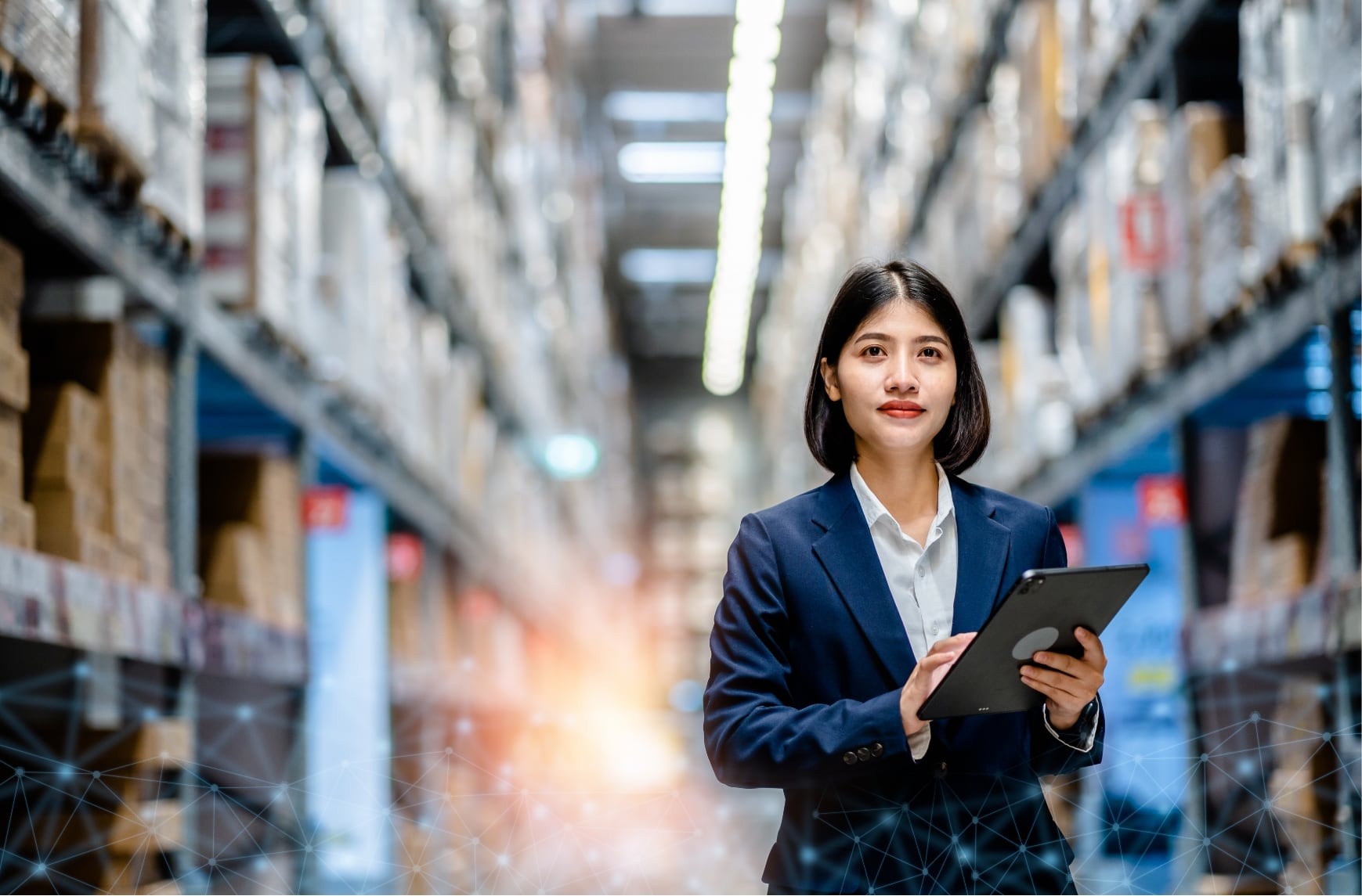 Una persona comprueba las mercancías en un almacén.